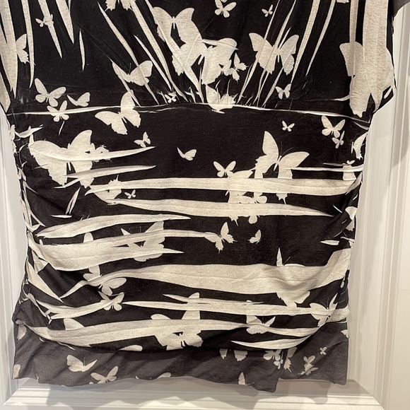 Ladies top. - Picture 3 of 4